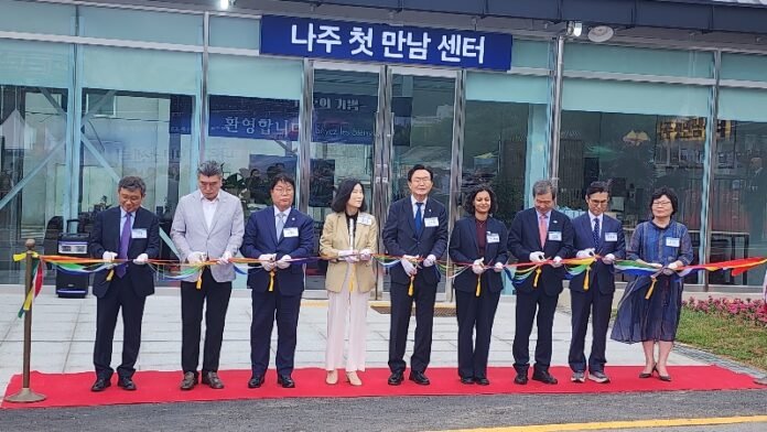 크기변환1첫만남센터-테이프-커팅-사진